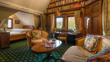 Standardzimmer, Badewanne | Wohnbereich | Flachbildfernseher