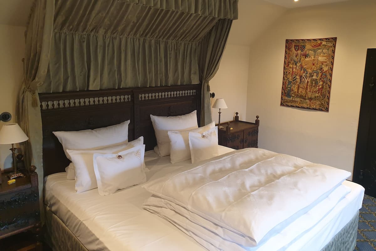 Deluxe Suite, Hot Tub (Adults Only) | Hypo-allergenic bedding, down duvets, free minibar, in-room safe