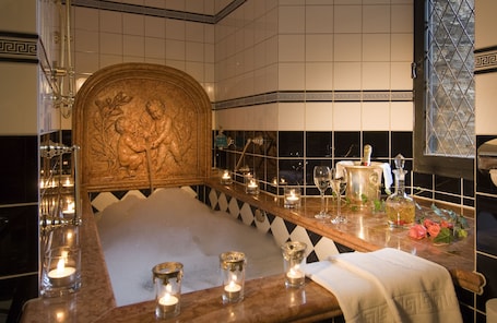 Standard Room, Bathtub | Bathroom | Designer toiletries, hair dryer, bathrobes, slippers