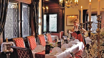 Der serveres frokost og aftensmad