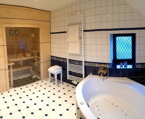 Deluxe Suite, Hot Tub (Adults Only) | Bathroom amenities - Burghotel Auf Schönburg (Oberwesel)
