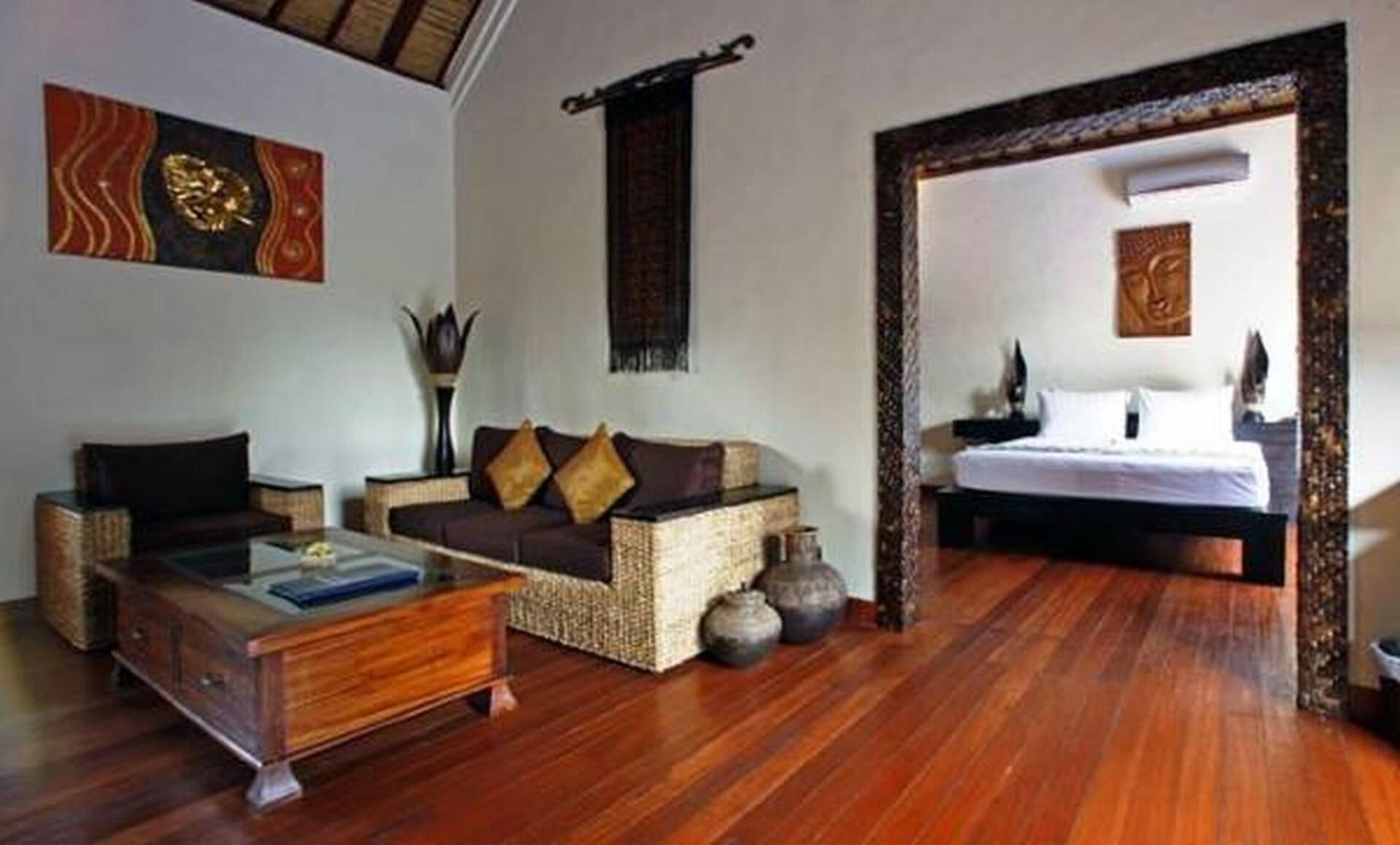 Työpöytä, kannettavalle tietokoneelle sopiva työtila, pimennysverhot