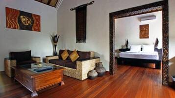 Työpöytä, kannettavalle tietokoneelle sopiva työtila, pimennysverhot