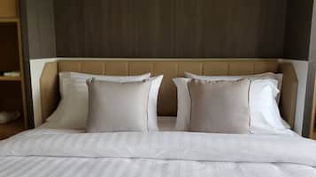 5 bedrooms, iron/ironing board, WiFi, bed sheets