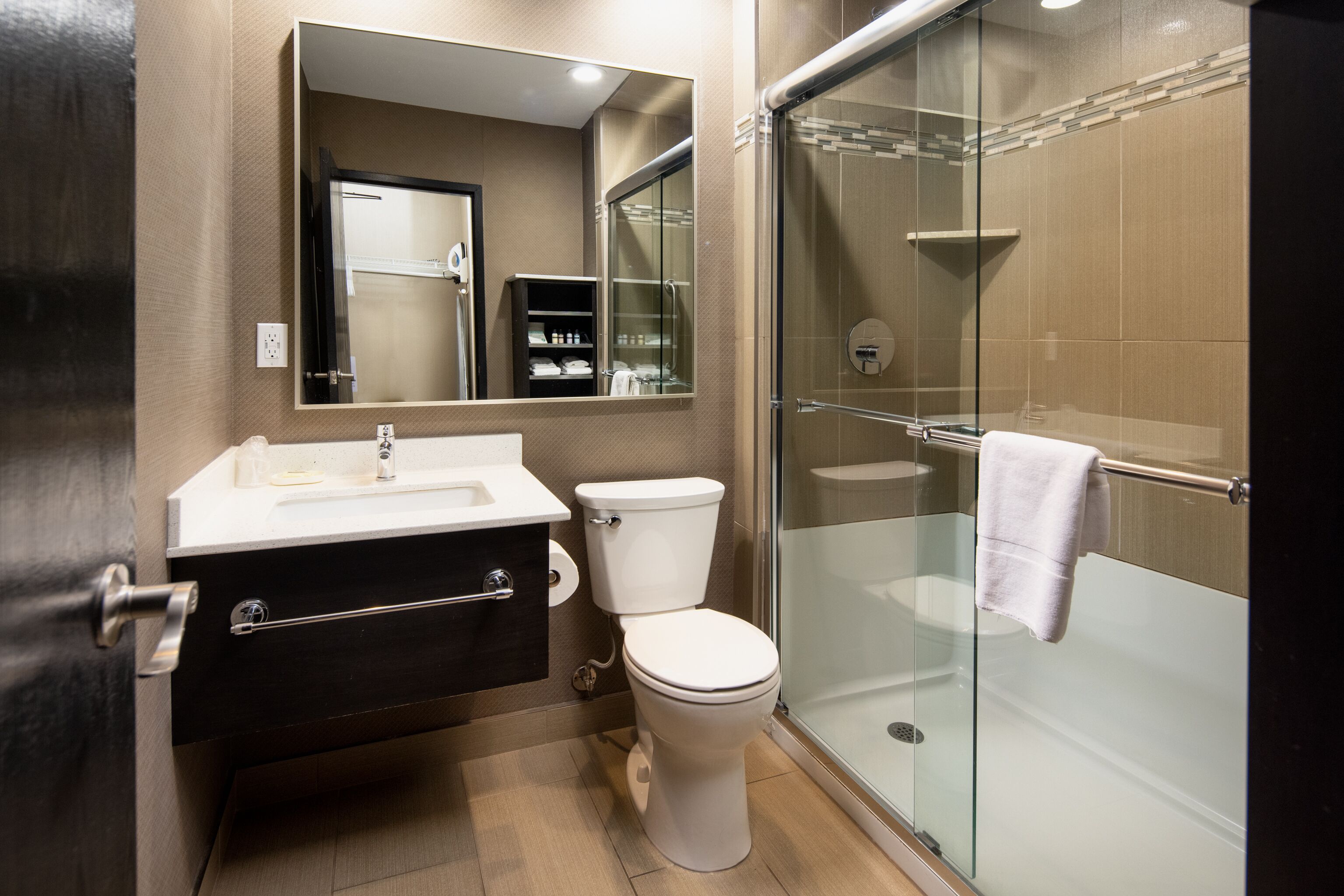 double room | bathroom | shower, hydromassage showerhead, free toiletries, hair dryer