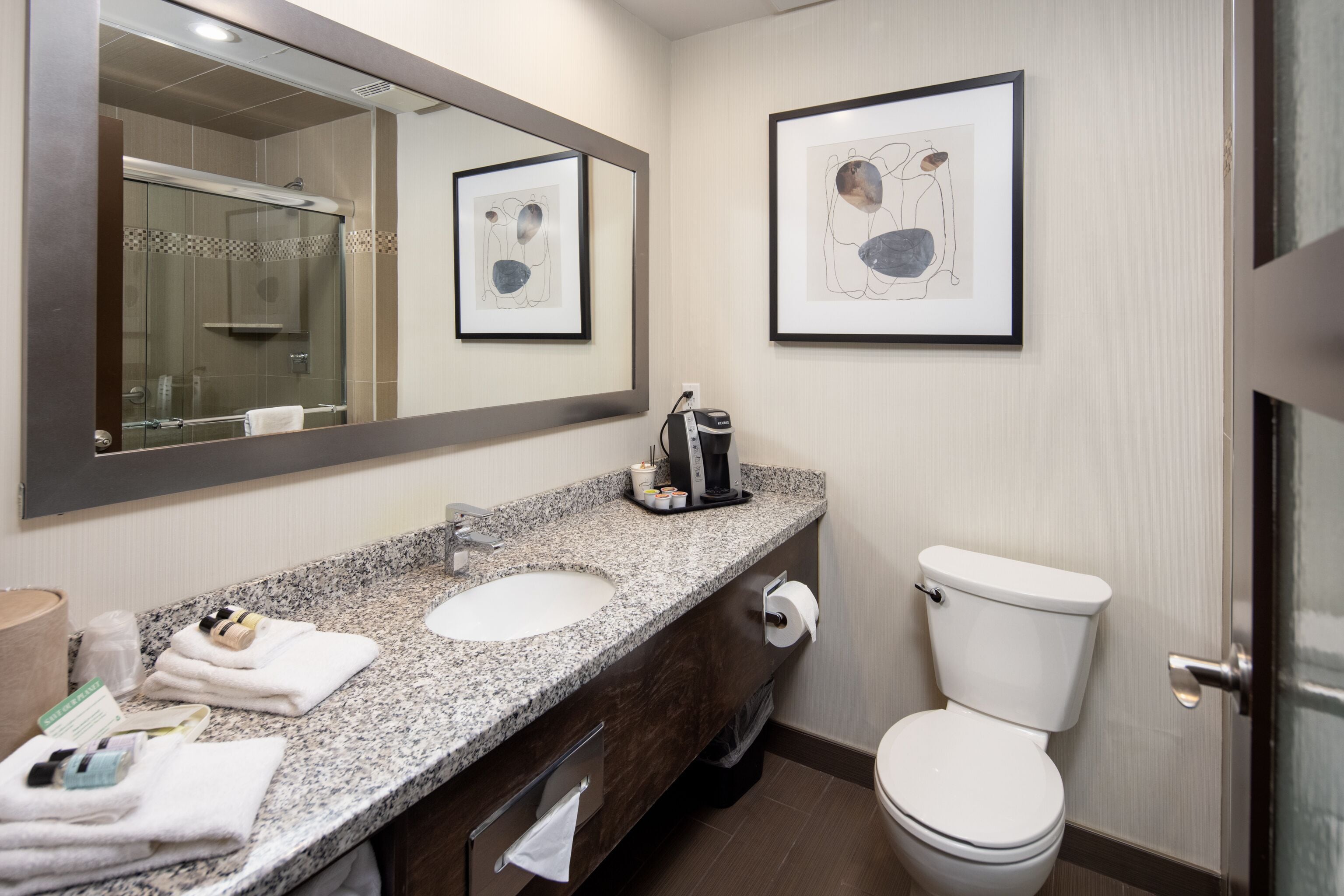 standard single room | bathroom | shower, hydromassage showerhead, free toiletries, hair dryer