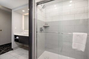 Deluxe Room | Bathroom - Stonecroft Inn (Windsor)