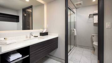 Deluxe-huone | Kylpyhuone | Suihku, hierova suihkupää, ilmaiset hygieniatuotteet, hiustenkuivaaja