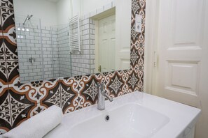 Bathroom sink - Lie On Me Lazy Simon (Budapest)