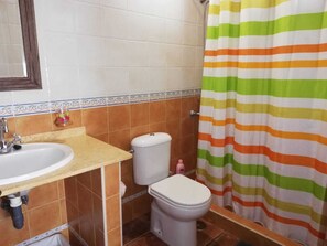 Sèche-cheveux, serviettes fournies, savon, papier toilette