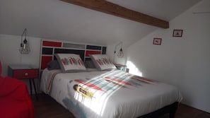 Double Room, Private Bathroom (Coquelicot) | Seterika/papan seterika, Wi-fi percuma, cadar katil 