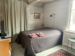 2 bedrooms, iron/ironing board, travel cot, free WiFi
