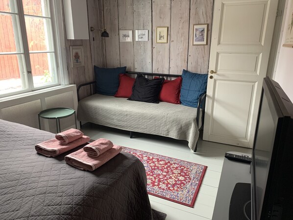 2 habitaciones, tabla de planchar con plancha y cuna de viaje 