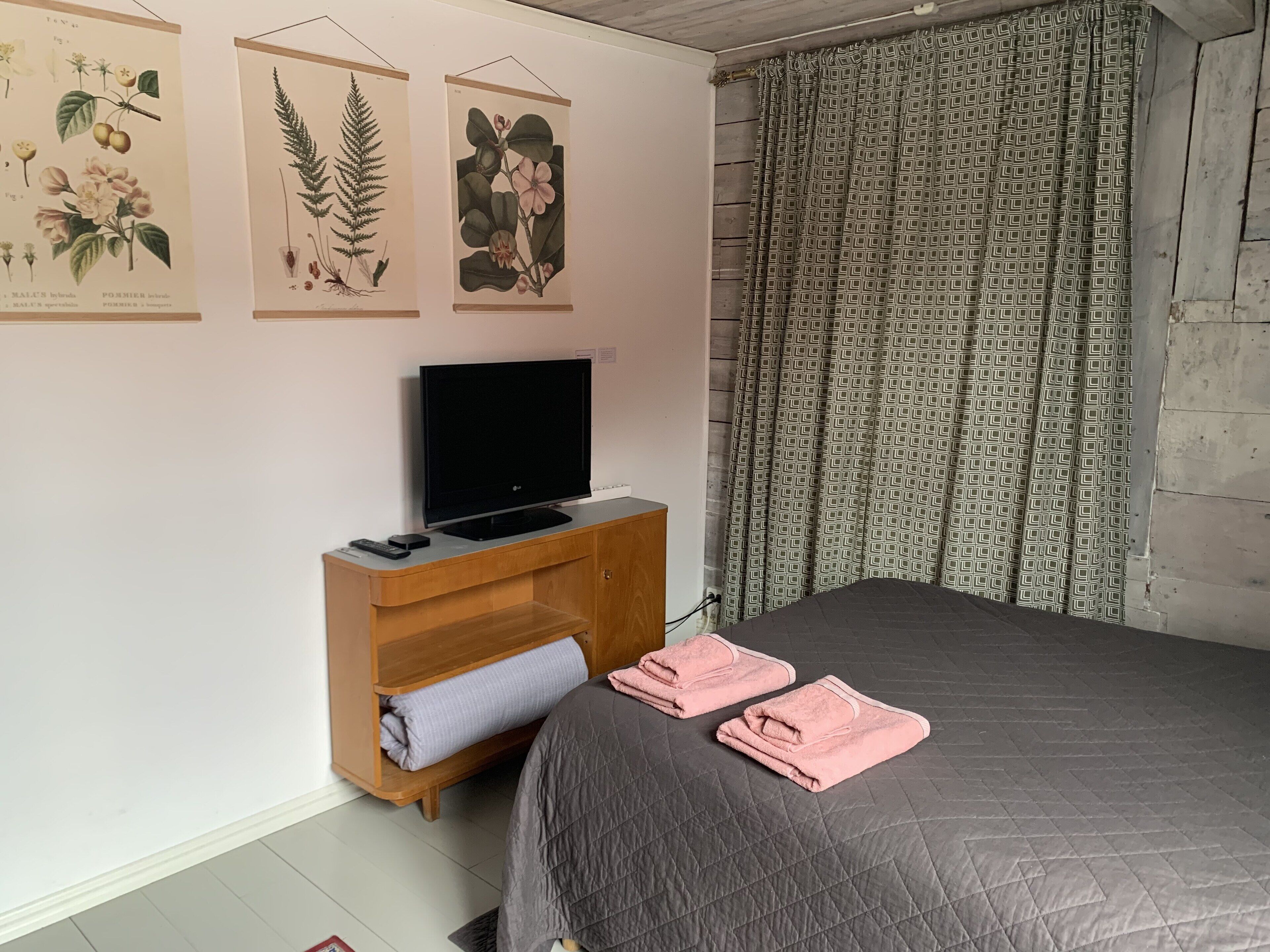 2 dormitorios, tabla de planchar con plancha, cuna de viaje