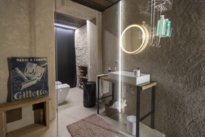 Sèche-cheveux, serviettes fournies, savon, shampoing