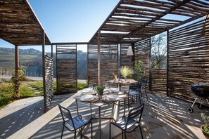 Outdoor dining - RUSTAGI 1834: APT IN VILLA WITH POOL IN THE BAROLO REGION (Novello)