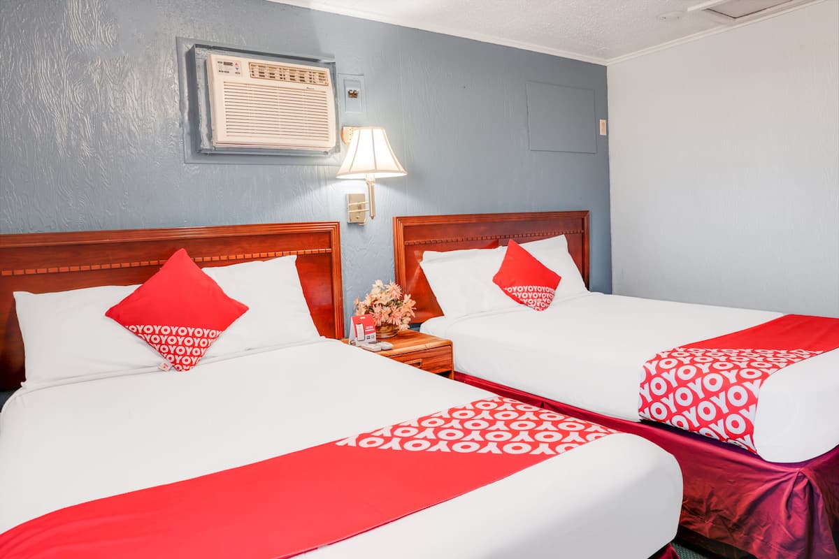 1 Queen Bed & 2 Full Bed Smoking | 書桌、床單