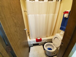 Room, 2 Queen Beds | Bathroom | Free toiletries, towels - Hotel Gold Star Branson (Branson)