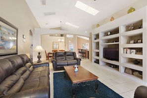 Ferienhaus, 5 Schlafzimmer, eigener Pool (3 Bathrooms) | Wohnbereich | 55-Zoll-Flachbildfernseher mit Kabelempfang, Fernseher, DVD-Player