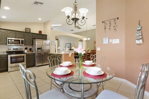 House, 5 Bedrooms, Private Pool (3 Bathrooms) | In-room dining