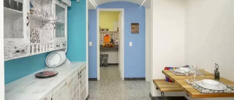 Appartement, 4 chambres | Cuisine privée | Réfrigérateur grande capacité avec congélateur, four à micro-ondes