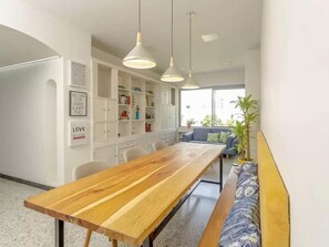 Apartamento, 4 quartos | Opções para refeição no quarto