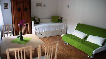 Old Town Apartment | 1 bedroom, in-room safe, iron/ironing board, free cribs/infant beds