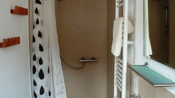 Old Town Apartment | Badezimmer | Duschwanne, kostenlose Toilettenartikel, Haartrockner, Handtücher