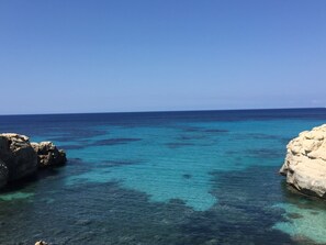 Ubicación cercana a la playa y servicio de transporte a la playa