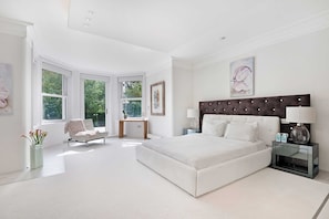 3 bedrooms, desk, iron/ironing board, WiFi - The White Peace Garden 3 bed Hampstead - by Out of Office Lifestyle (London)