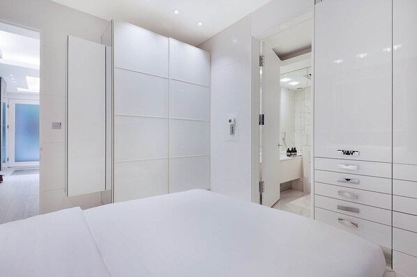 3 bedrooms, desk, iron/ironing board, WiFi - The White Peace Garden 3 bed Hampstead - by Out of Office Lifestyle (London)