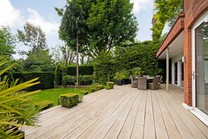 Outdoor dining - The White Peace Garden 3 bed Hampstead - by Out of Office Lifestyle (London)