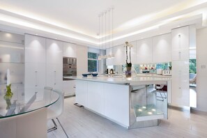 Coffee/tea maker, fridge, microwave, oven - The White Peace Garden 3 bed Hampstead - by Out of Office Lifestyle (London)
