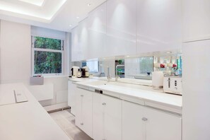 Coffee/tea maker, fridge, microwave, oven - The White Peace Garden 3 bed Hampstead - by Out of Office Lifestyle (London)