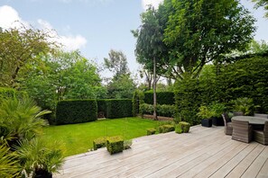 Outdoor dining - The White Peace Garden 3 bed Hampstead - by Out of Office Lifestyle (London)