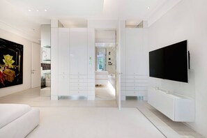 3 bedrooms, desk, iron/ironing board, WiFi