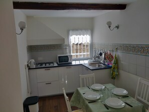 Kühlschrank, Mikrowelle, Herdplatte, Wasserkocher