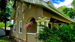 Exterior - BEAUTIFUL  3bd 2br / BLOCKS AWAY FROM NOTRE DAME / EDDY ST (South Bend)
