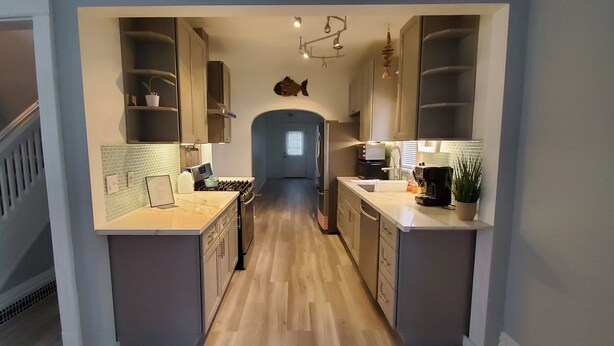 Private kitchen - BEAUTIFUL  3bd 2br / BLOCKS AWAY FROM NOTRE DAME / EDDY ST (South Bend)