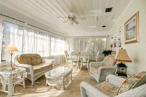 Condo, 3 Bedrooms | Living room