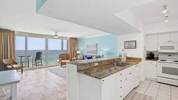 Condo, Berbilang Katil, Patio, Ocean View (Emerald Beach Resort 733) | Bahagian dalam