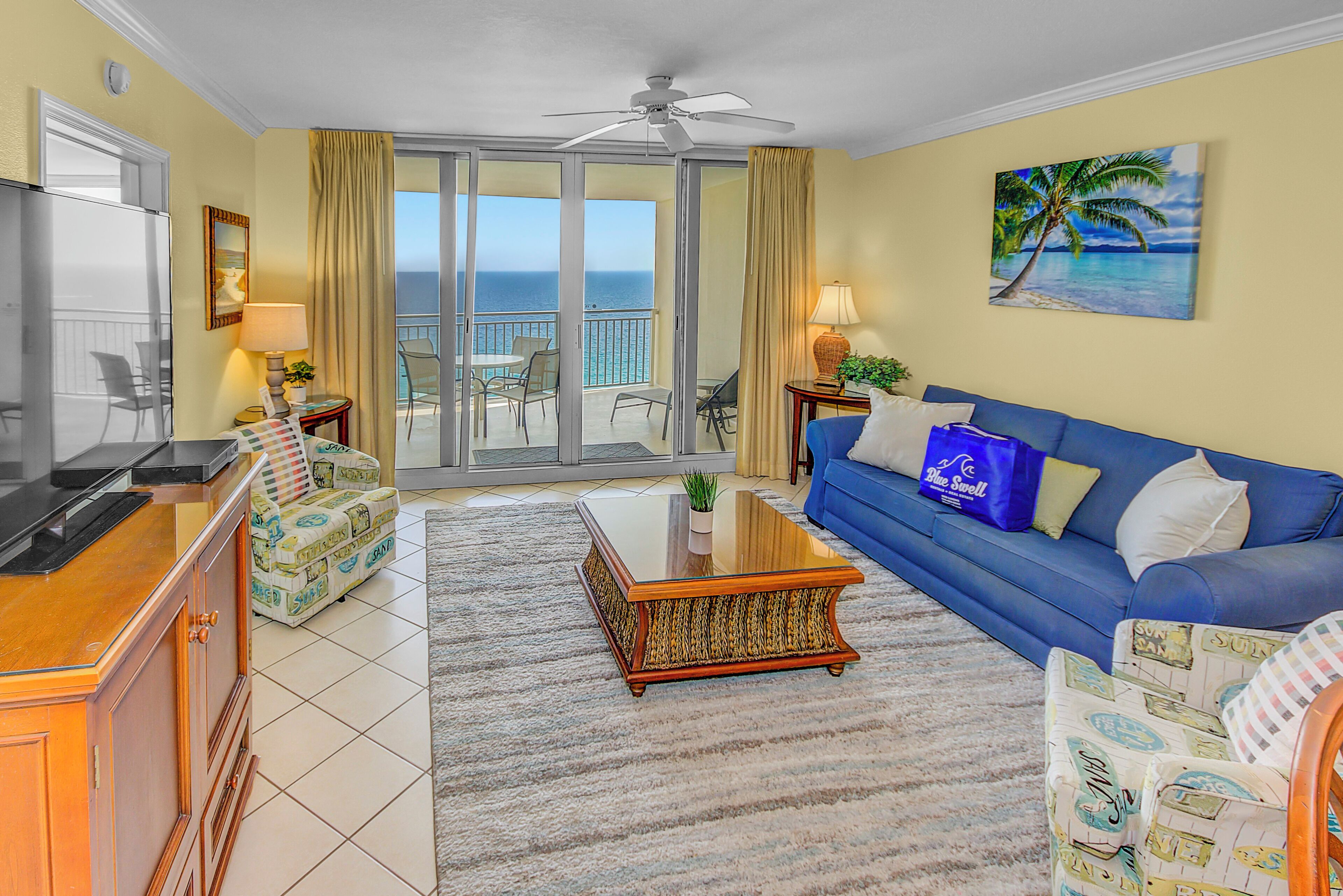 Apartment, Mehrere Betten, Balkon, Meerblick (Emerald Beach Resort 2025) | Wohnbereich | 42-Zoll-Flachbildfernseher mit Kabelempfang, Fernseher