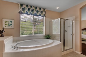Combined shower/tub, hair dryer, towels, soap - Spacious Oceanside Executive Home Close to beach (Oceanside)