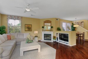 Smart TV, fireplace, DVD player, books - Spacious Oceanside Executive Home Close  to beach (Oceanside)