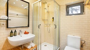 Ensemble douche/baignoire, sĂšche-cheveux, serviettes fournies, savon
