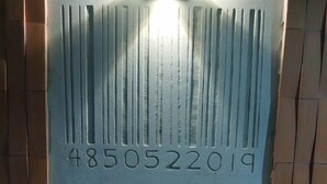 A metal plate with a barcode and the number 4850522019. - Hoftors (Bangkok)