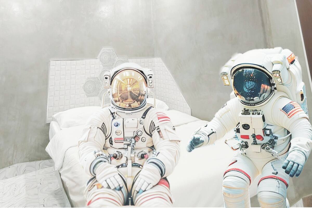 Dos astronautas con trajes espaciales sentados en una cama dentro de una habitación con un diseño de techo moderno y pared de azulejos.