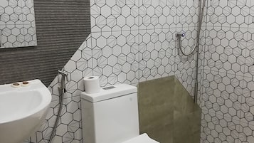 Chambre Standard | Salle de bain | Douche, sèche-cheveux, serviettes fournies, savon