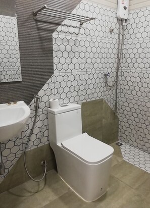 Standard Room | Bilik Mandi | Pancuran mandi, pengering rambut, tuala disediakan, sabun 