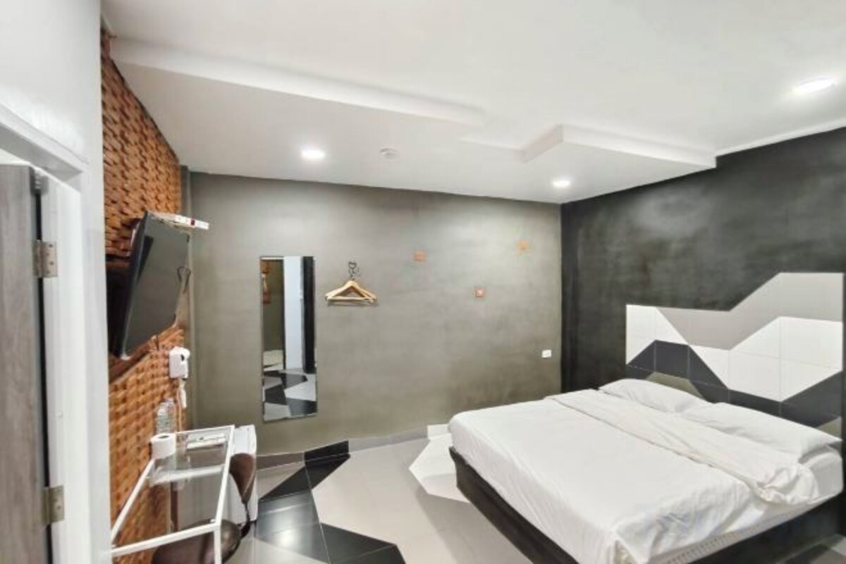 Standard Queen Room For 3 Hours